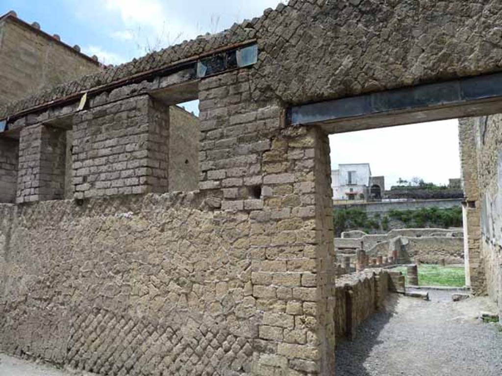 Ins. VI.7. May 2010. Entrance doorway to the central baths, looking west towards palaestra.